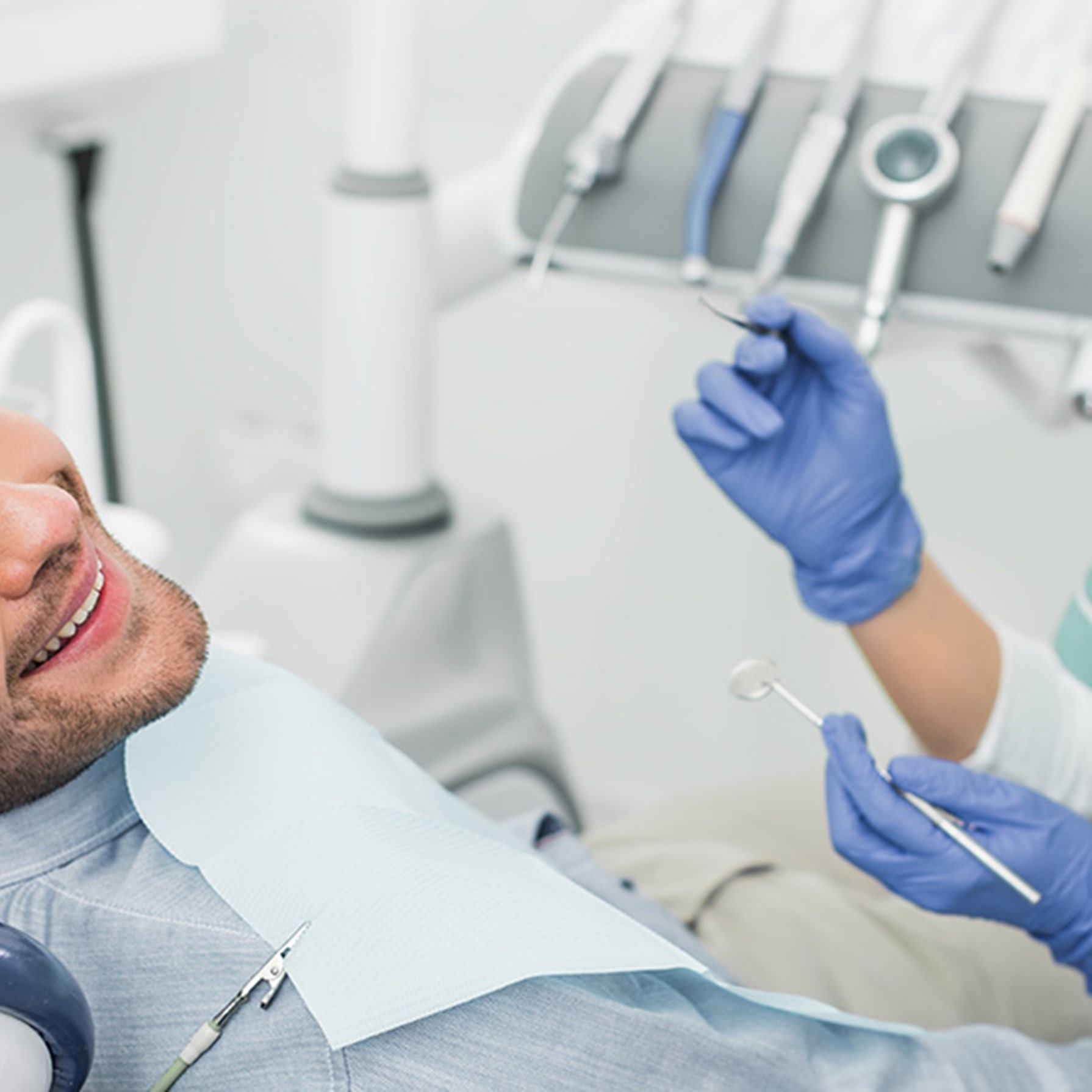 paciente-sonrisa-gabinete-herramientas-dentista