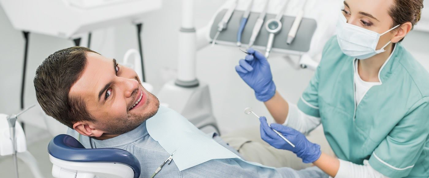 paciente-sonrisa-gabinete-herramientas-dentista